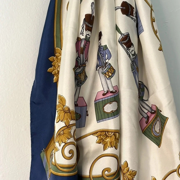 V&A Museum NWT The Lindner Toy Catalogue "Soldiers and Drums" 100% Silk Scarf - Picture 9 of 11